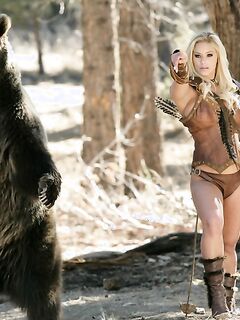 Грудастая блондинка разделась возле медведя