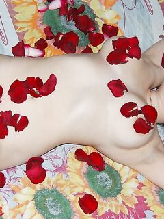 Лепестки роз на прекрасном теле соблазнительницы