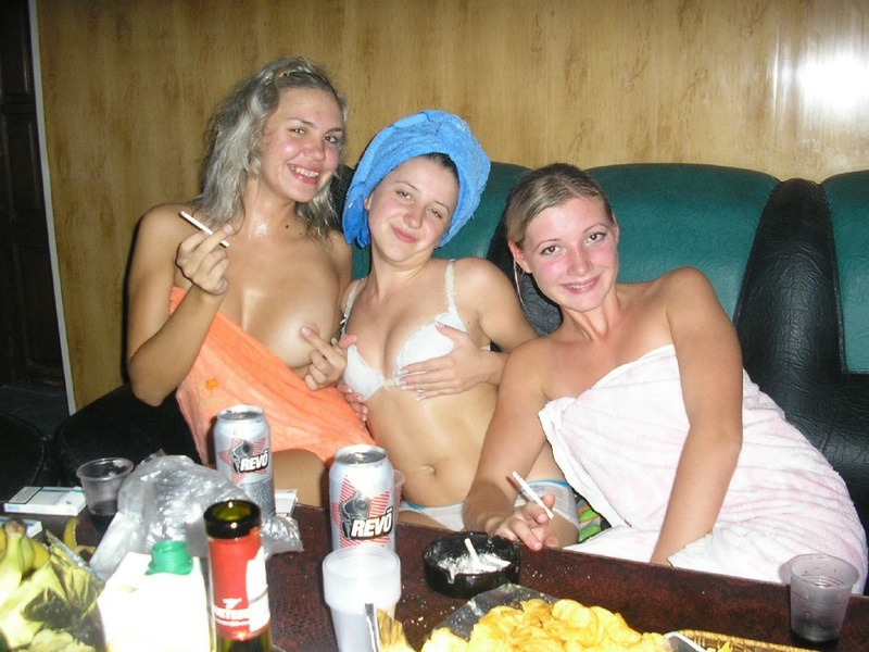 Оголенные девушки в сауне