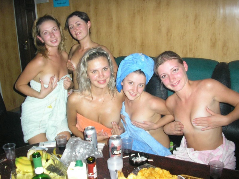 Оголенные девушки в сауне