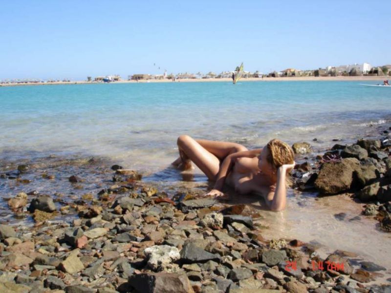 Стройная блондинка разделась на побережье мертвого моря