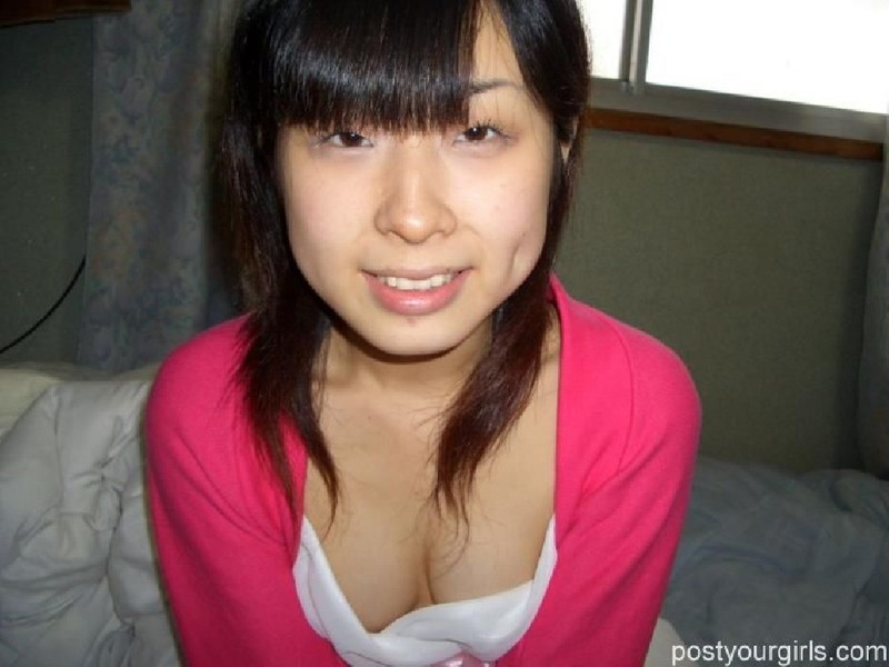 Азиатская студентка обнажила небольшой бюст