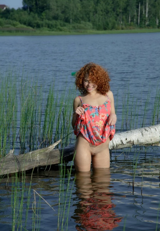 Молодая красотка сделала откровенные снимки у реки