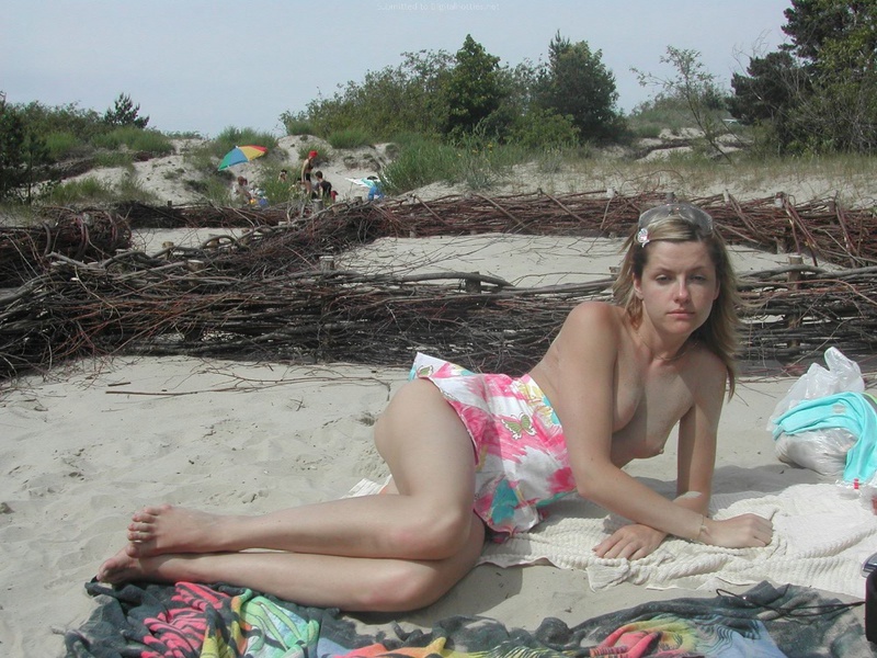 Привлекательная фифа загорает на пляже топлес