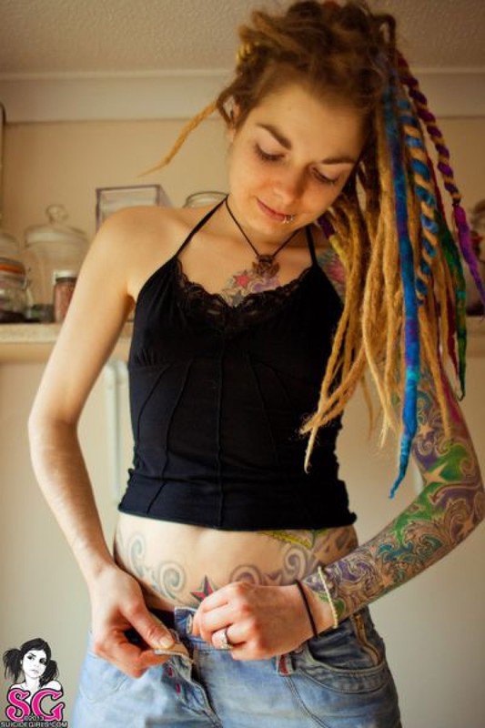 Прожженная шалашовка с татуировкой на груди