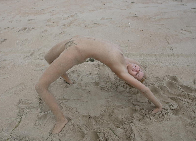 Обнаженная фифа развлекается на пляже
