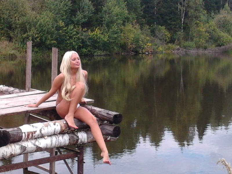 Блондинка в одних трусиках отдыхает на озере